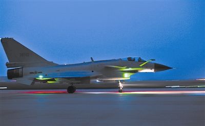 殲十“藍軍”飛行員駕機升空夜戰(zhàn)。本報特約通訊員 黃子岳攝